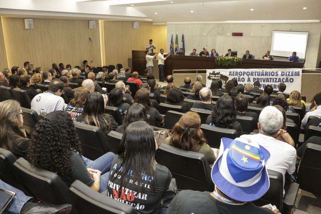 AEROPORTOS - Contrários à privatização, funcionários da Infraero elencaram riscos para o sistema aéreo nacional. Foto: Jarbas Araújo