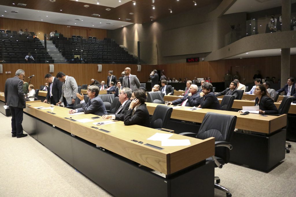 VOTAÇÃO - Matéria recebeu 33 votos favoráveis e um contrário do deputado Edilson Silva. Rodrigo Novaes se absteve da votação. Foto: Sabrina Nóbrega