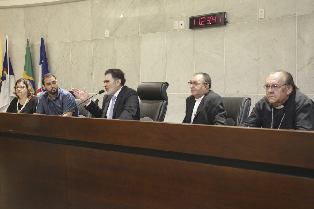 DEBATE - Proposto pela deputada Teresa Leitão, encontro abordou o tema da campanha, que, neste ano, é “Fraternidade e Superação da Violência". Foto: Alepe