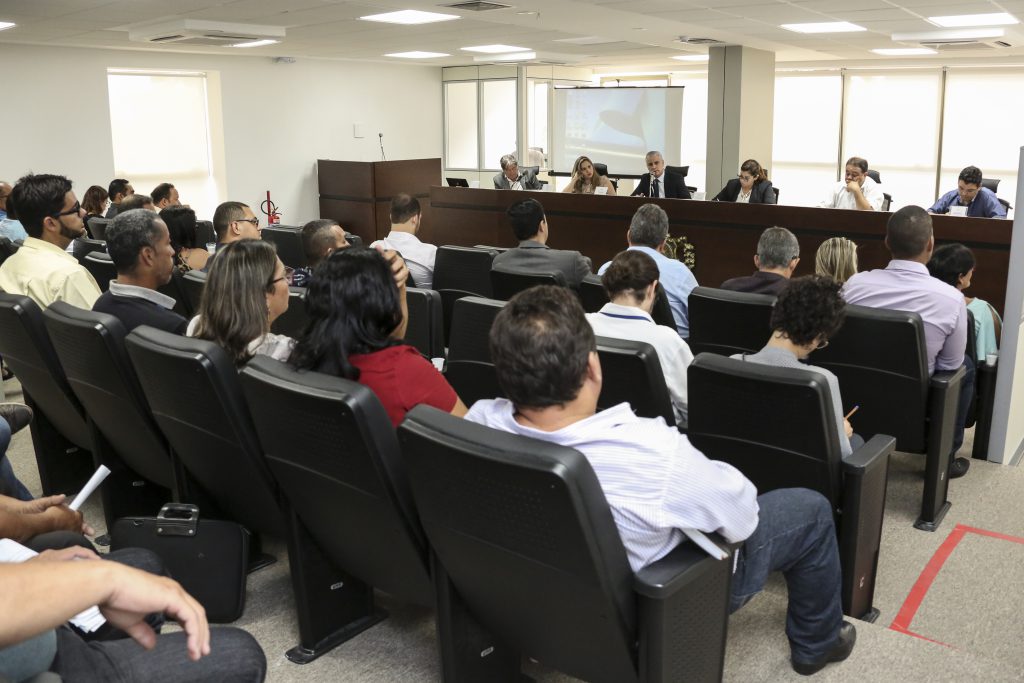 AUDIÊNCIA - Pela manhã, parlamentar coordenou discussão sobre o tema. Foto: Sabrina Nóbrega
