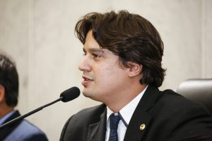 Foto do deputado Lucas Ramos falando ao microfone.