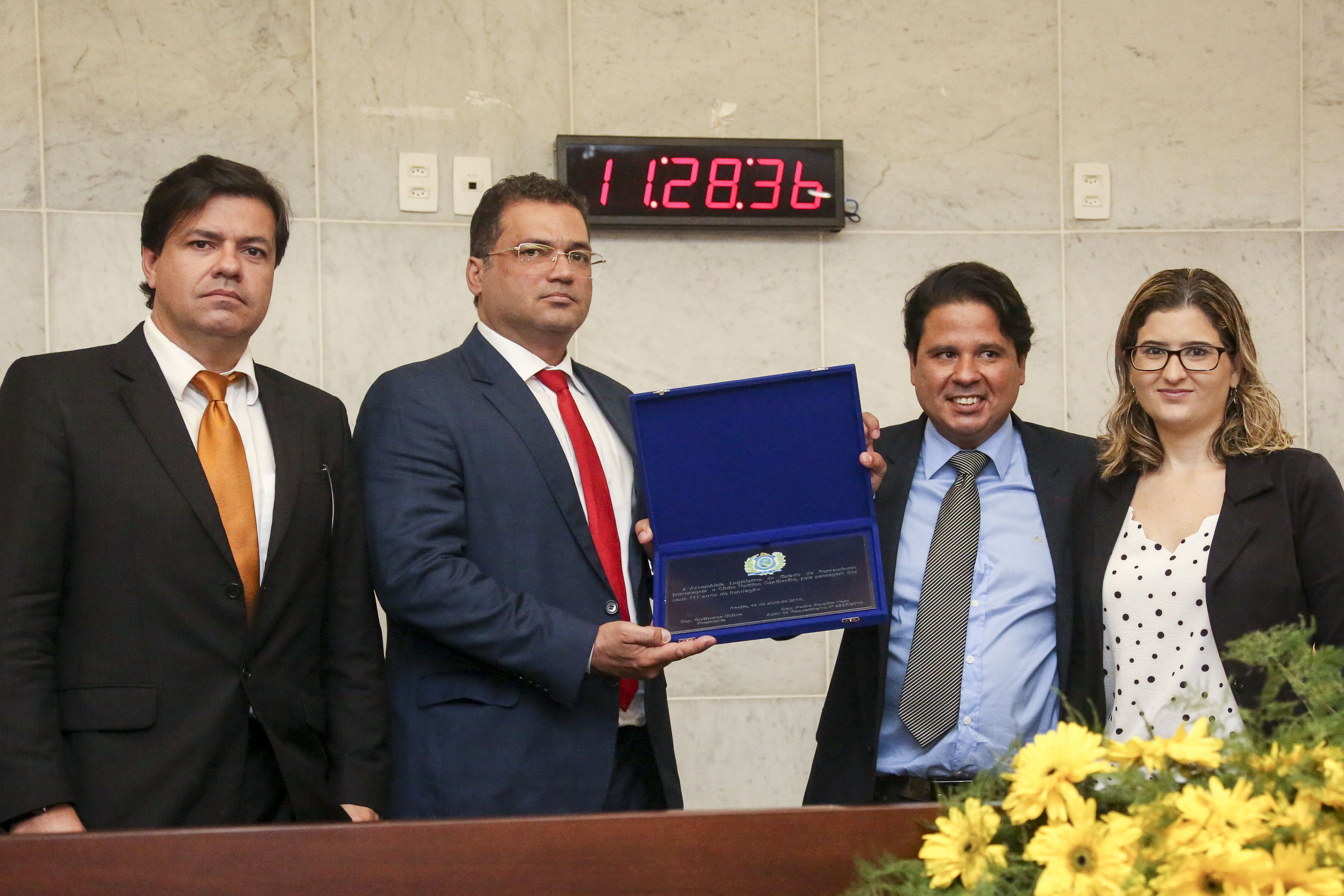 HONRARIA - Serafim Neto entregou placa comemorativa ao presidente da agremiação, Edno Melo. Foto: Sabrina Nóbrega