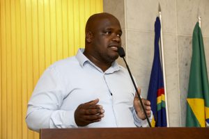 DENÚNCIA - Thelson Santos criticou ausência de alojamentos e participação de empresa privada na gestão de unidades da Funase. Foto: Roberto Soares