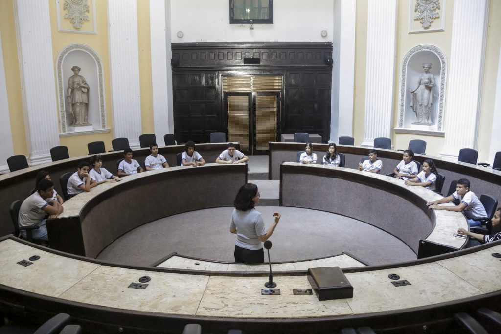 AULA - Jovens tiveram contato com a história arquitetônica do prédio, erguido no século 19. Foto: Alepe