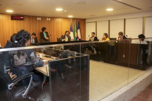 DÚVIDA - Representantes das empresas explicaram base legal da arrecadação e razão da cobrança mesmo daqueles que não utilizaram os serviços. Foto: Sabrina Nóbrega
