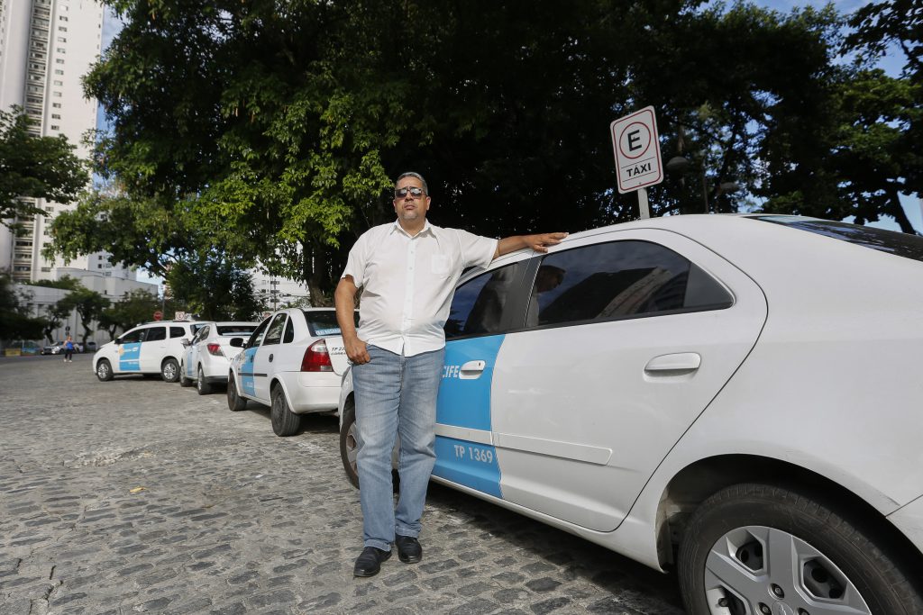 MEDO - Com jornada de 14 horas diárias, Cássio teme adoecer e não ter como sustentar a família. Foto: Kerol Correia