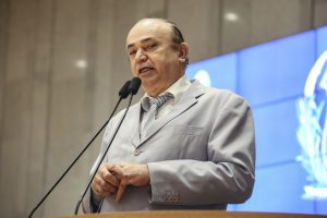 APELO - Segundo o parlamentar, a estrada está sem acostamento e com trechos sem nenhum centímetro de asfalto. Foto: Roberto Soares