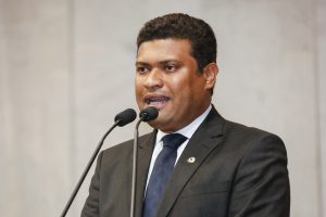 LUTO - Pela manhã, deputado participou de solenidade, em que foram homenageados dez profissionais mortos em serviço nos últimos 12 meses. Foto: Roberto Soares
