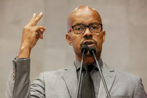 CRÍTICA - Deputado comentou que, apesar da boa estrutura da obra concluída, quase 6,2 mil famílias na cidade não têm acesso a programas habitacionais. Foto: Jarbas Araújo
