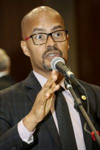 Foto do deputado Edilson Silva falando ao microfone no Plenário da Alepe.