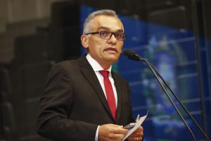 ABUSO - “O que explica gasolina sair da Petrobras a R$ 2 e chegar aos postos custando R$ 5?”, questionou. Foto: Roberto Soares