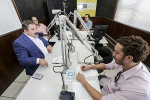 ENTREVISTA - Eriberto Medeiros conversou com o apresentador Jota Batista e o repórter Jairo Lima, da Rádio Folha. Foto: Breno Laprovítera