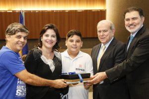 PLENÁRIO - Representantes da escola foram presenteados com livros editados pelo Legislativo Estadual. Foto: Jarbas Araújo