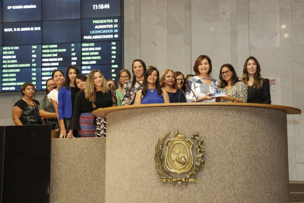 Mulheres na Tribuna - Adalgisa Cavalcanti com participantes do município de Rio Formoso