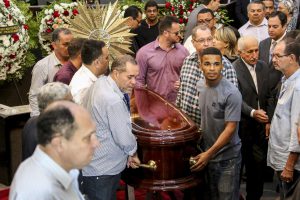 ENTERRO - Corpo seguirá para Afogados da Ingazeira, no Sertão do Pajeú, onde será sepultado na quarta (22). Foto: Sabrina Nóbrega
