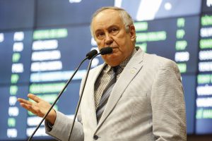 DENÚNCIA - Deputado disse que duas ambulâncias estão quebradas, aguardando peças para reparos. Foto: Jarbas Araújo