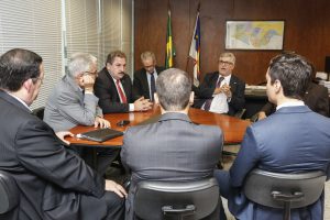 ENCONTRO - Eriberto Medeiros discutiu estreitamento das relações institucionais com presidente da corte eleitoral, desembargador Luiz Carlos Figueiredo. Foto: Roberto Soares