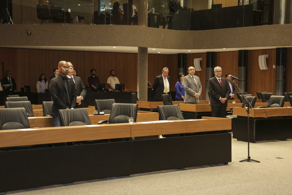 HOMENAGEM - Deputados fizeram minuto de silêncio no início da Reunião Plenária. Foto: Roberto Soares