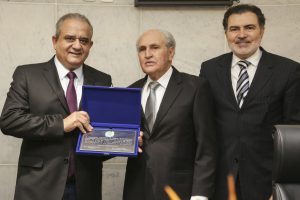 HOMENAGEM - Serviços prestados por Márcio Quirino ao município foram ressaltados em Reunião Solene proposta por Aluísio Lessa e presidida por Tony Gel. Foto: Alepe
