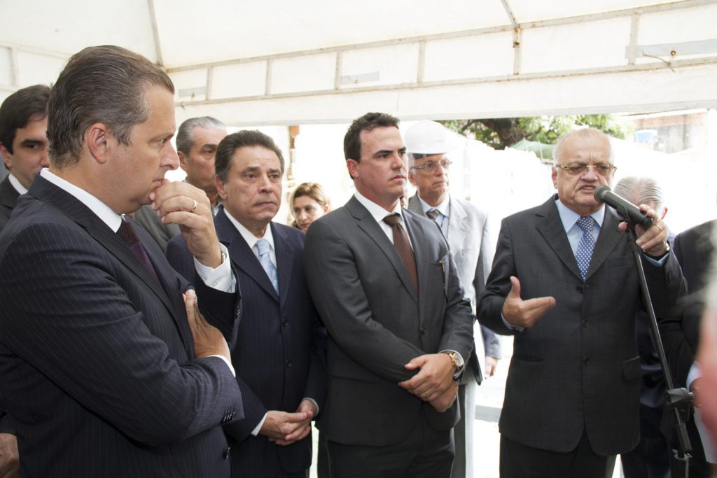 MARCO - Uchoa faz pronunciamento ao lado de Eduardo Campos, João Lyra Neto e João Fernando Coutinho, no lançamento da pedra fundamental das obras da nova sede da Alepe. Foto: Jarbas Araújo