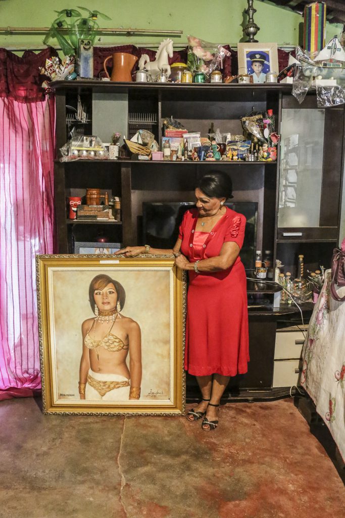 REVOLTA - Índia Morena se conforma por ter sido obrigada a “jogar o Gran Londres Circo no quintal de casa” há três anos: “Guardei o material num armazém que virou uma favela e não posso entrar lá para tirar”, relata. Foto: Sabrina Nóbrega