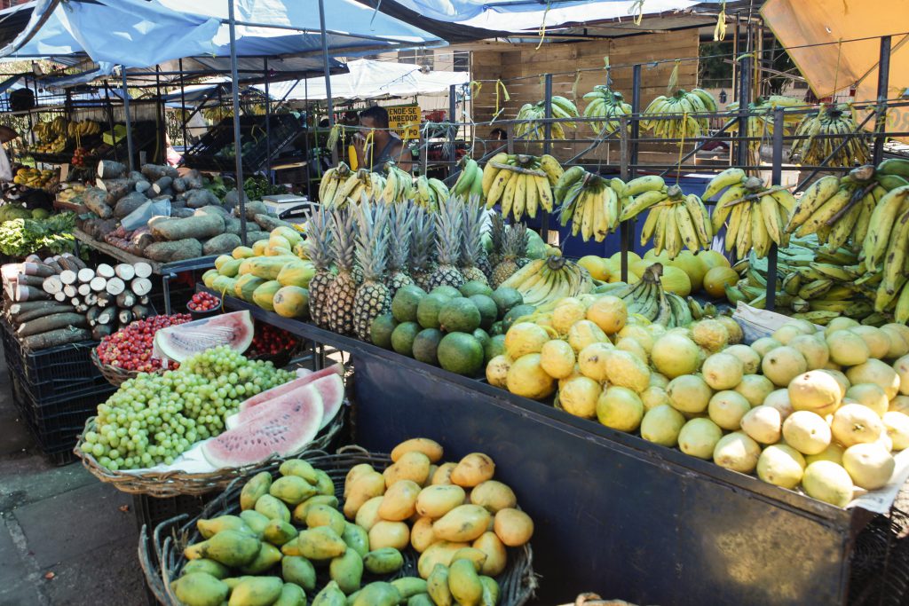 Foto de frutas à venda no Mercado da Encruzilhada, no Recife.