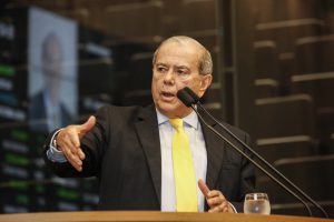 RISCO - Deputado mostrou preocupação com a saúde financeira do Estado e dos municípios pernambucanos para fazer frente aos gastos previdenciários. Foto: Roberto Soares