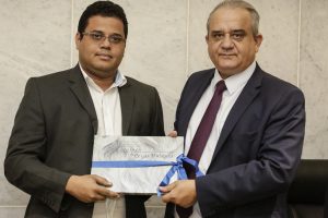 Secretário de Cultura de Limoeiro, Geraldo Muniz recebe placa do ex-deputado Aluísio Lessa. Prefeitura foi premiada em 2018.