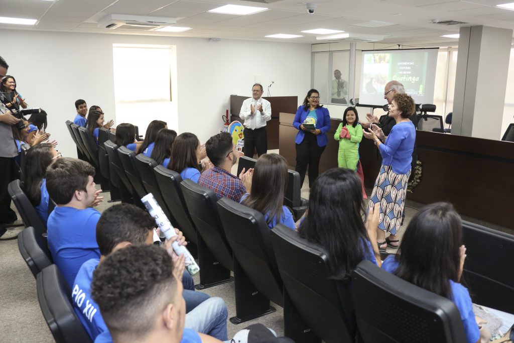 VISITA - Colegiado recebeu alunos da Escola Pio XII, em São Caetano, na qual foi desenvolvido o projeto Piabinha Prodígio em Defesa dos Rios, Mares e Recife de Corais. Foto: Sabrina Nóbrega