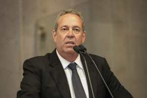 REVOLTA - Para o parlamentar, não há justificativa para o tratamento recebido por ele, a esposa e a cunhada quando deixavam o veículo. Foto: Roberto Soares