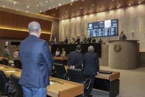 PESAR - A pedido do deputado, o Plenário fez um minuto de silêncio em homenagem à jornalista Graça Araújo. Foto: Roberto Soares