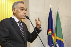 Foto do deputado Odacy Amorim falando na tribuna.
