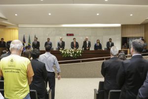 INICIATIVA - Solenidade proposta pelo deputado Joel da Harpa reuniu várias representações religiosas. Foto: Alepe