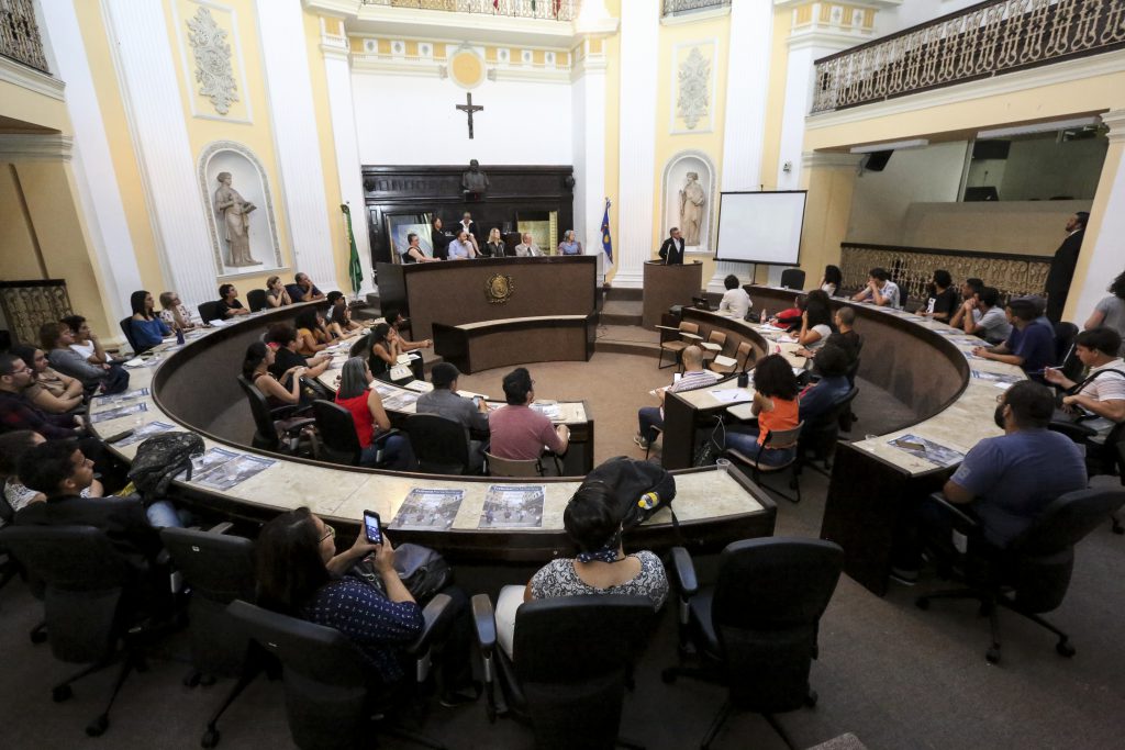 Foto de estudantes assistindo a palestra no Plenário do Museu Palácio Joaquim Nabuco.
