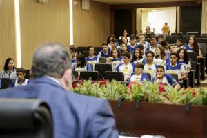 Foto dos estudantes assistindo a reunião no Auditório Senador Sérgio Guerra, durante a Aula de Cidadania.