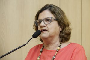 Foto de Teresa Leitão durante discurso na tribuna do Auditório Sérgio Guerra.
