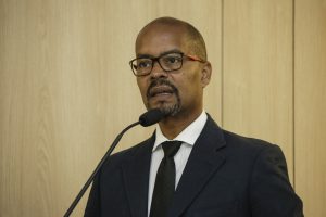 Foto de Edilson Silva em pronunciamento na tribuna do Auditório Sérgio Guerra.