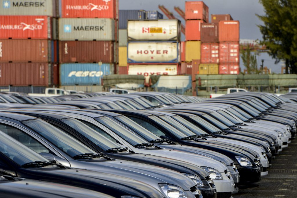 Foto de pátio com carros e contêineres no Estaleiro Atlântico Sul, localizado no Porto de Suape.