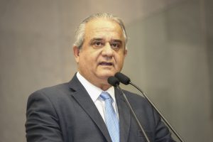 Foto do deputado Aluísio Lessa falando na tribuna.