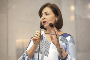 Foto da deputada Simone Santana falando na tribuna.