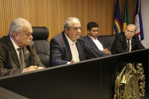 Foto dos deputados Ricardo Costa, Aluísio Lessa, Joel da Harpa e Romário Dias na mesa do Plenarinho.