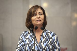 Foto da deputada Simone Santana falando na tribuna do Plenário Eduardo Campos.