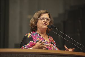 Foto da deputada Teresa Leitão falando na tribuna do Plenário Eduardo Campos.