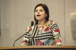 Foto da deputada Priscila Krause falando na tribuna da Alepe.