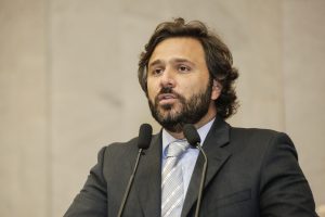 DESCENTRALIZAÇÃO - Para o deputado, atendimento por três Geres distintas prejudica a estruturação dos serviços de saúde. Foto: Roberto Soares