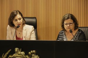 MATÉRIAS - Um dos projetos conscientiza sobre a violência obstétrica; o outro, proíbe uso de algemas por presas no momento da amamentação. Foto: Alepe