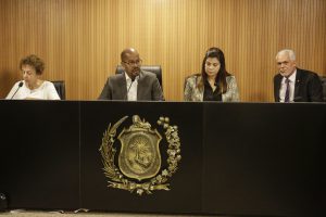 Foto dos deputados Laura Gomes, Edilson Silva, Socorro Pimentel e Antônio Moraes no Plenarinho durante a Comissão de Cidadania.
