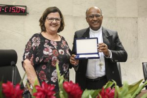 INICIATIVA - Homenagem foi proposta por Teresa Leitão. Bispo Auxiliar Dom Limacêdo recebeu uma placa comemorativa da Alepe em nome do movimento Foto: Sabrina Nóbrega