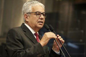 Foto do deputado Antônio Moraes falando ao microfone da tribuna.