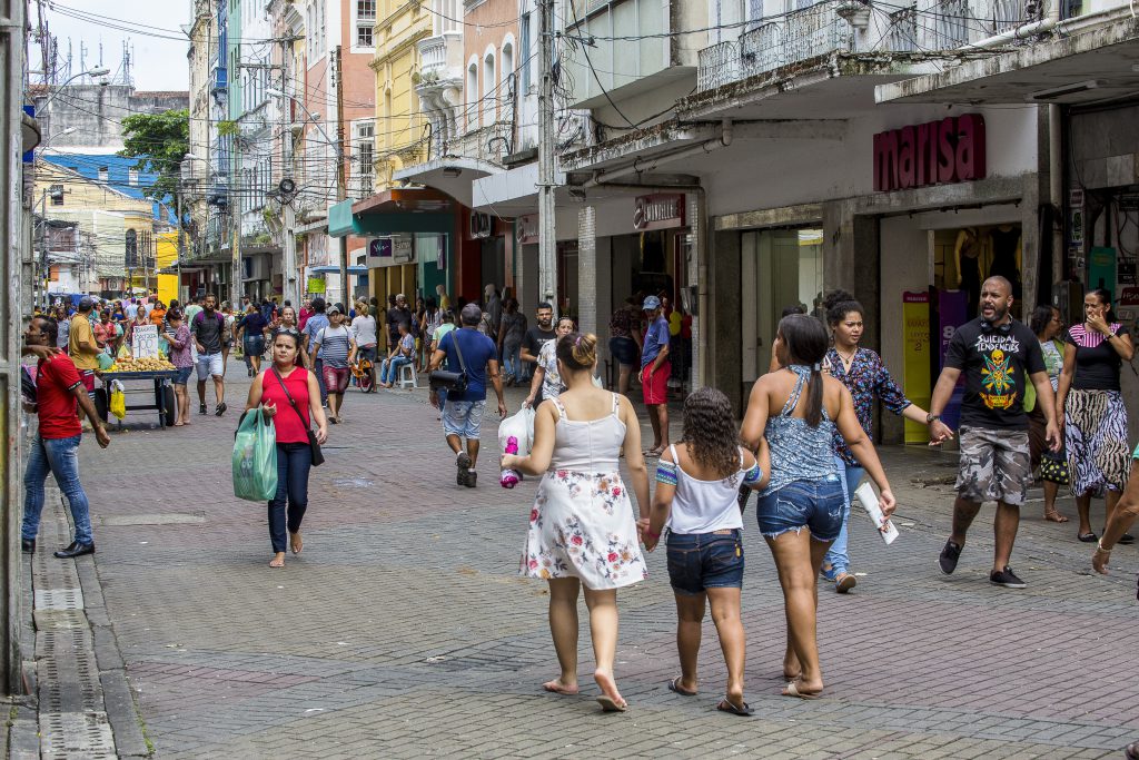 PRÁTICA - De acordo com clientes, procedimento já tem sido observado nos estabelecimentos comerciais do Estado. Foto: Breno Laprovítera